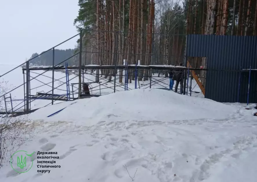 На березі Київського водосховища виявили незаконне будівництво без дозволів - 2