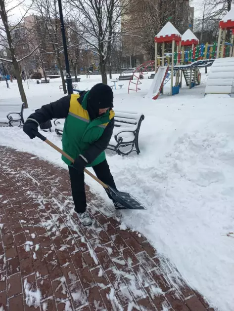 У Києві сніг прибирають 256 одиниць техніки: комунальники працюють безперервно - 2