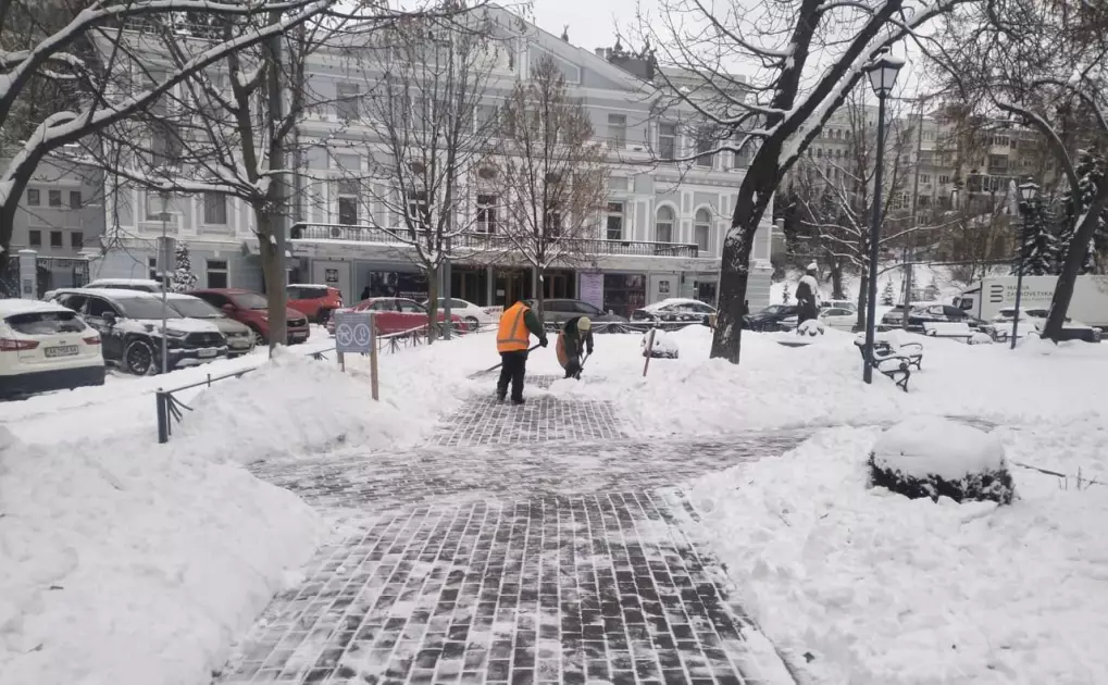 У Києві сніг прибирають 256 одиниць техніки: комунальники працюють безперервно - 3