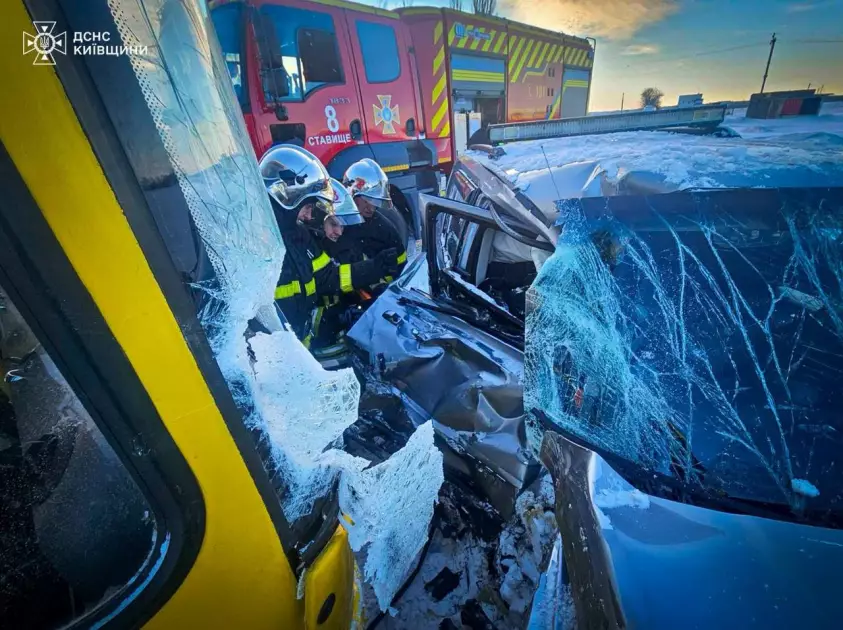На Київщині ДТП зі шкільним автобусом: у салоні було 19 дітей - 1