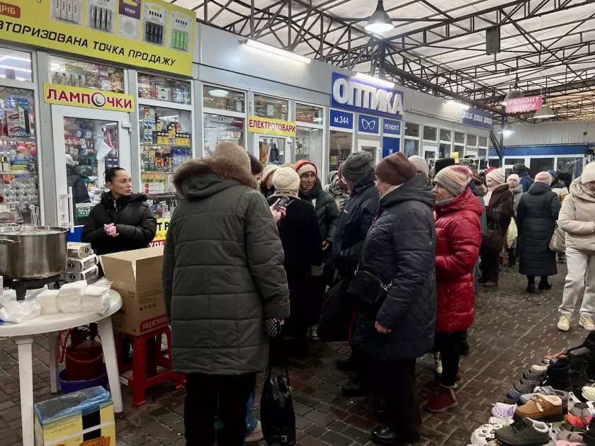 Масниця між тривогами: на Оболоні понад 300 киян зібралися на спільне частування біля Пункту Незламності - 1