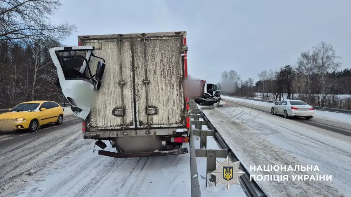 На Обухівщині зіткнулися дві вантажівки: постраждала жінка - 2