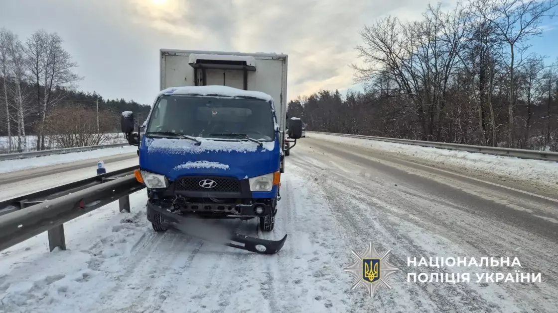 На Обухівщині зіткнулися дві вантажівки: постраждала жінка - 1