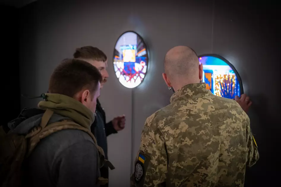 «Проєкт 24022022»: у центрі Києва відкрили виставку митців, які тримають і пензель, і зброю - 2