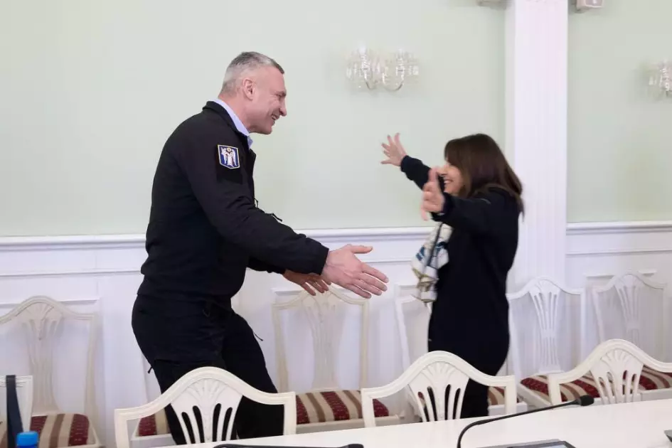 Віталій Кличко зустрівся з мером Парижа: Анн Ідальго привезла Києву генератори - 2