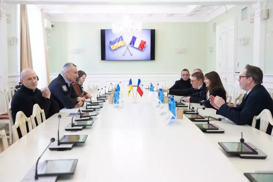 Віталій Кличко зустрівся з мером Парижа: Анн Ідальго привезла Києву генератори - 3