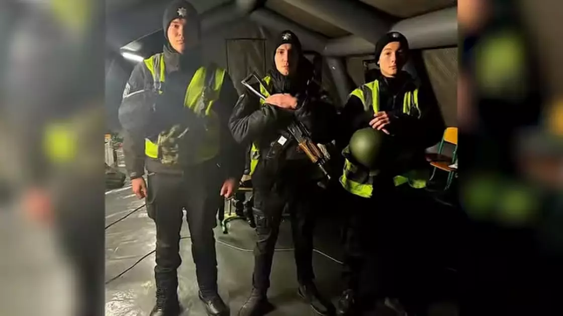 У Києві поліцейський і курсанти НАВС врятували 22-річного хлопця від стрибка з балкона - 1