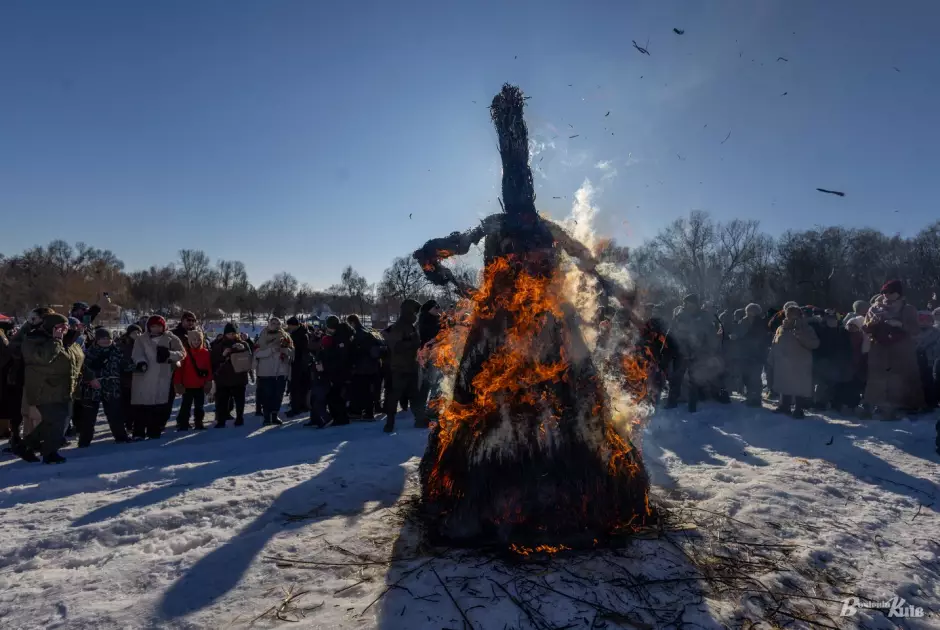 Прощання із зимою у Пирогові: Масниця з обрядами, піснями й великим вогнищем — ФОТО - 11