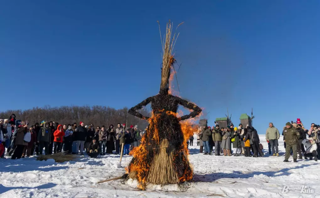 Прощання із зимою у Пирогові: Масниця з обрядами, піснями й великим вогнищем — ФОТО - 10