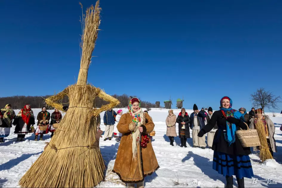 Прощання із зимою у Пирогові: Масниця з обрядами, піснями й великим вогнищем — ФОТО - 9