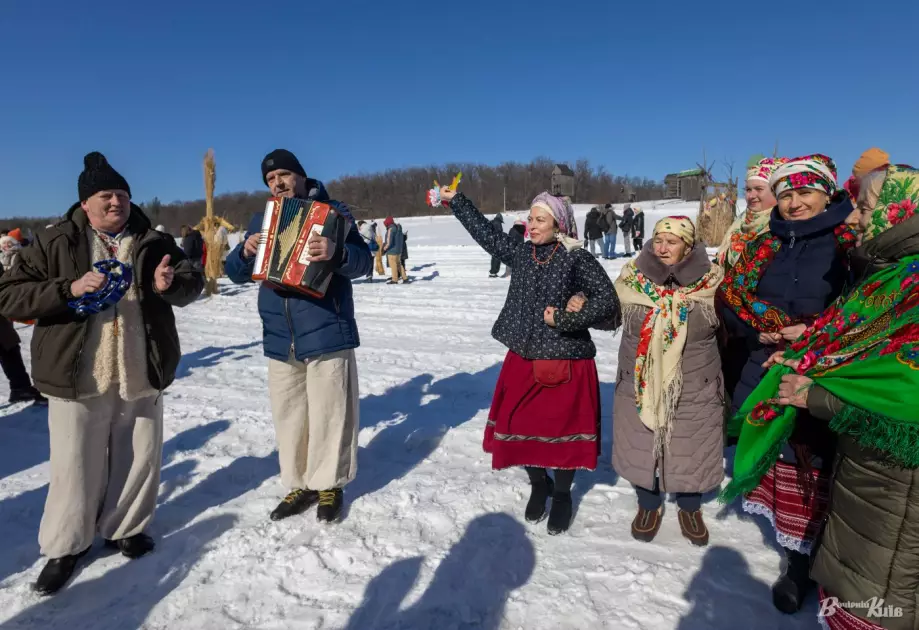 Прощання із зимою у Пирогові: Масниця з обрядами, піснями й великим вогнищем — ФОТО - 7