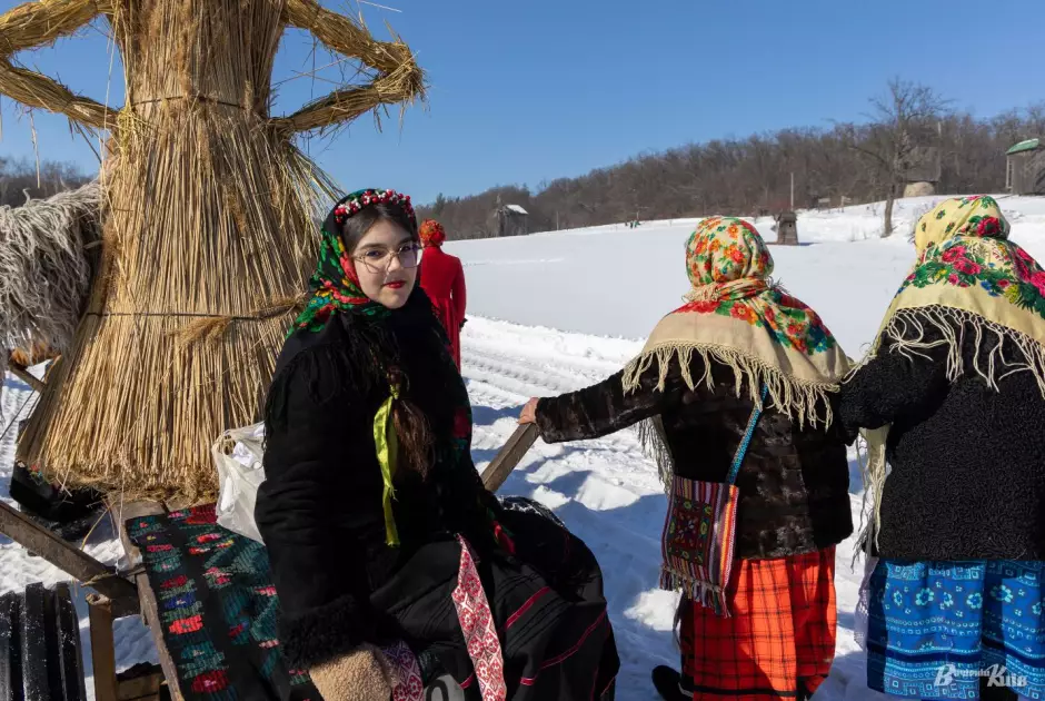 Прощання із зимою у Пирогові: Масниця з обрядами, піснями й великим вогнищем — ФОТО - 6