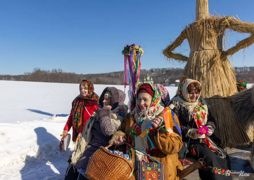 Прощання із зимою у Пирогові: Масниця з обрядами, піснями й великим вогнищем — ФОТО - 5