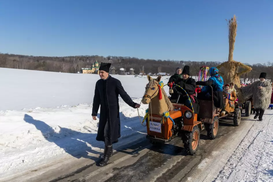 Прощання із зимою у Пирогові: Масниця з обрядами, піснями й великим вогнищем — ФОТО - 4
