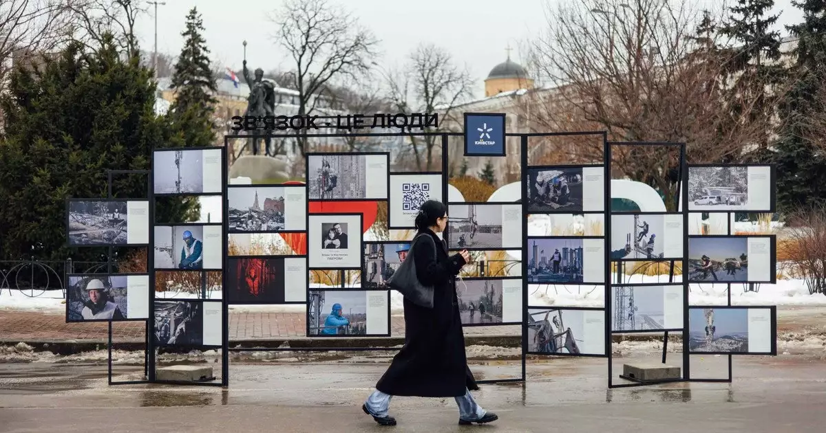 На Подолі показують фото людей, від яких залежить мобільний зв’язок в Україні - 1