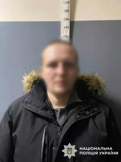 Погрожував пістолетом в аптеці: у Києві рецидивіст отримав 8 років тюрми - 1