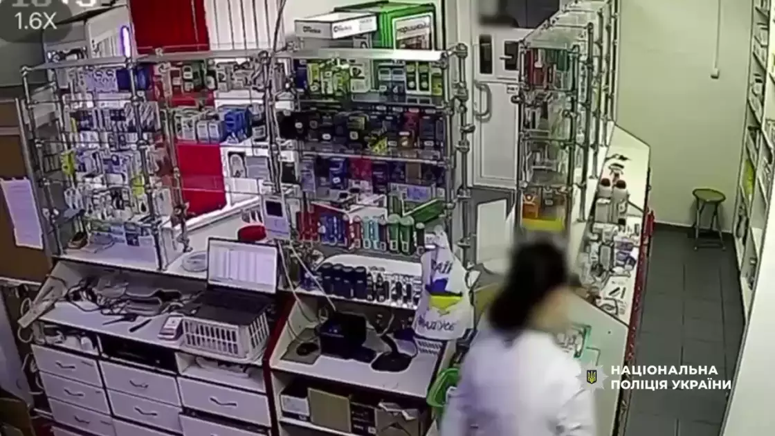 Погрожував пістолетом в аптеці: у Києві рецидивіст отримав 8 років тюрми - 2