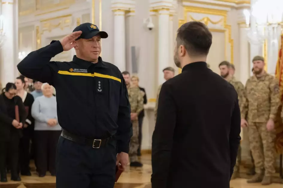 За тепло для Києва: Президент відзначив рятувальників ДСНС державними нагородами - 3