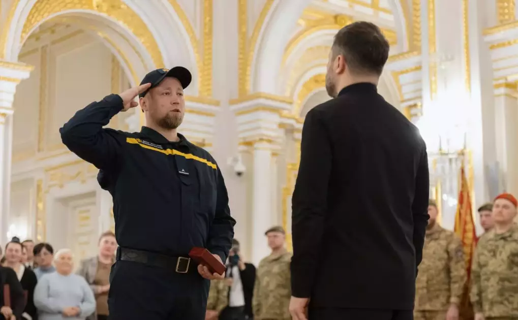 За тепло для Києва: Президент відзначив рятувальників ДСНС державними нагородами - 1
