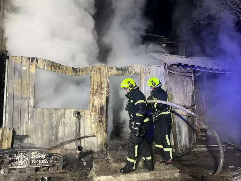 Хмари диму над Святошиною: у Києві вночі гасили пожежу на підприємстві - 1