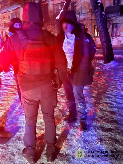 У Києві біля метро «Чернігівська» затримали нападника, який порізав підлітка канцелярським ножем - 4