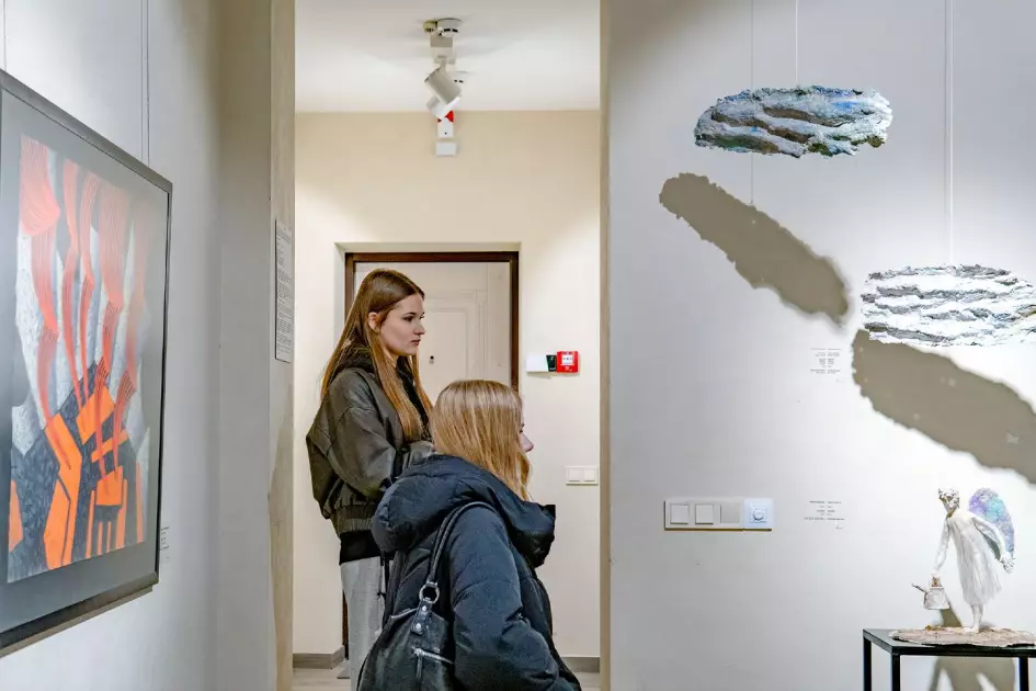 Виставка «Післяжиття» в Києві: художники говорять про втрату, пам’ять і спадок - 1