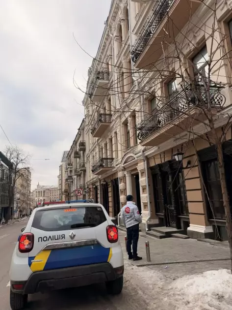 У самому центрі Києва накрили псевдоофіс шахраїв: охорона забарикадувалася з балонами - 2
