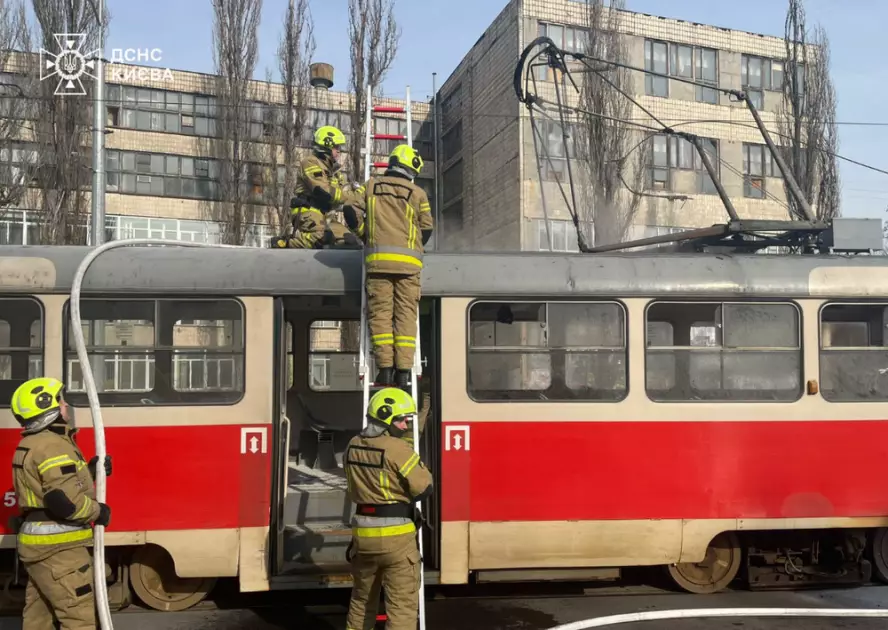 Трамвай загорівся просто під час руху: на Кирилівській перекривали вулицю - 2