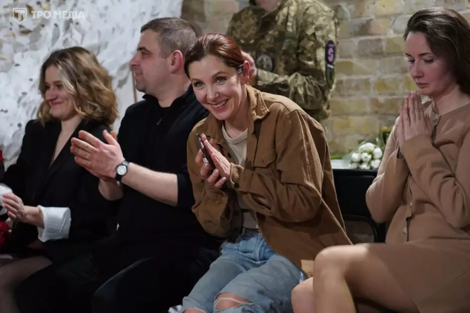 «21» — маніфест жіночої стійкості: у столиці показали постановку, де межа між сценою і залом зникає - 5