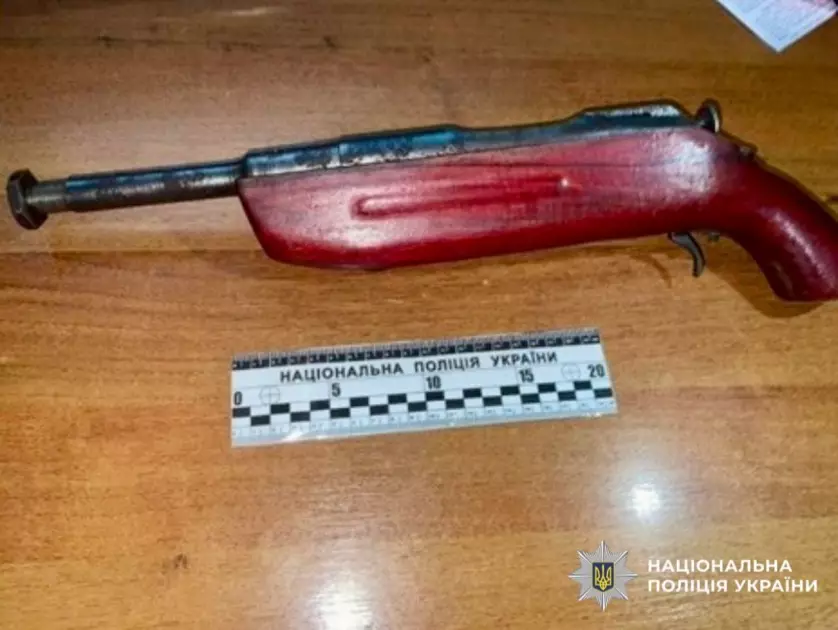 На Київщині затримали торговця зброєю: обріз, гранати й тисячі гривень «прибутку» - 1