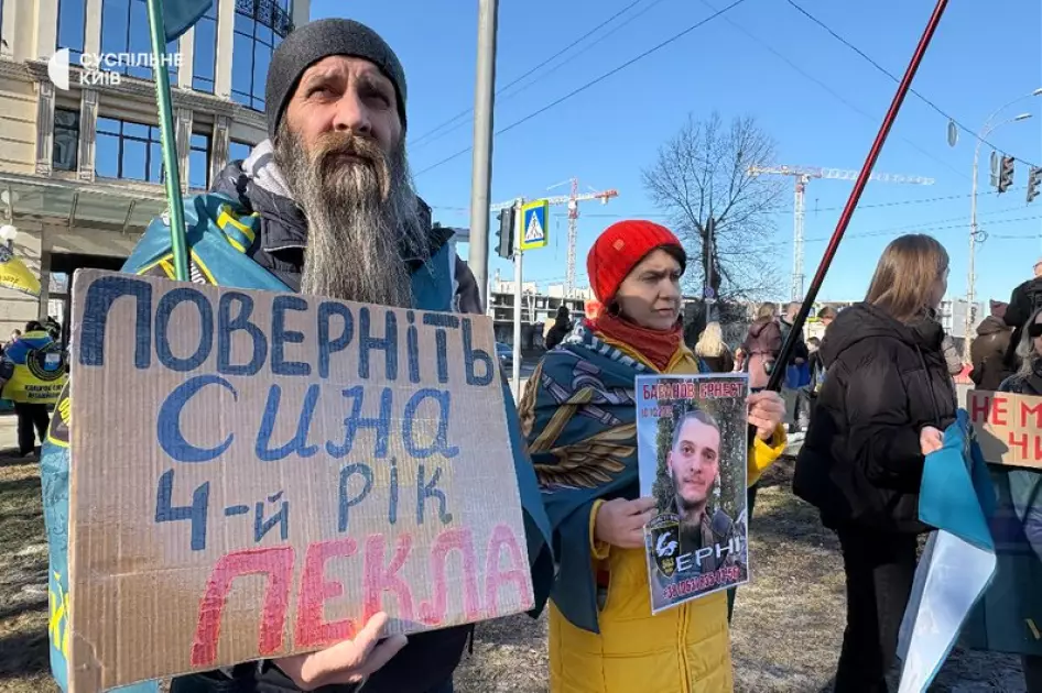 «Полон вбиває»: у Києві родини військовополонених знову вийшли на Поділ - 3