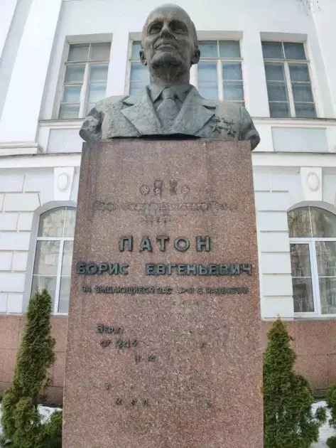 Пам’ятник Борису Патону у Києві пошкодили під приводом декомунізації - 1