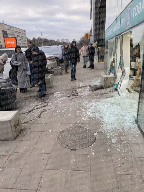 Біля метро «Політехнічний інститут» автівка врізалась у магазин канцтоварів - 1