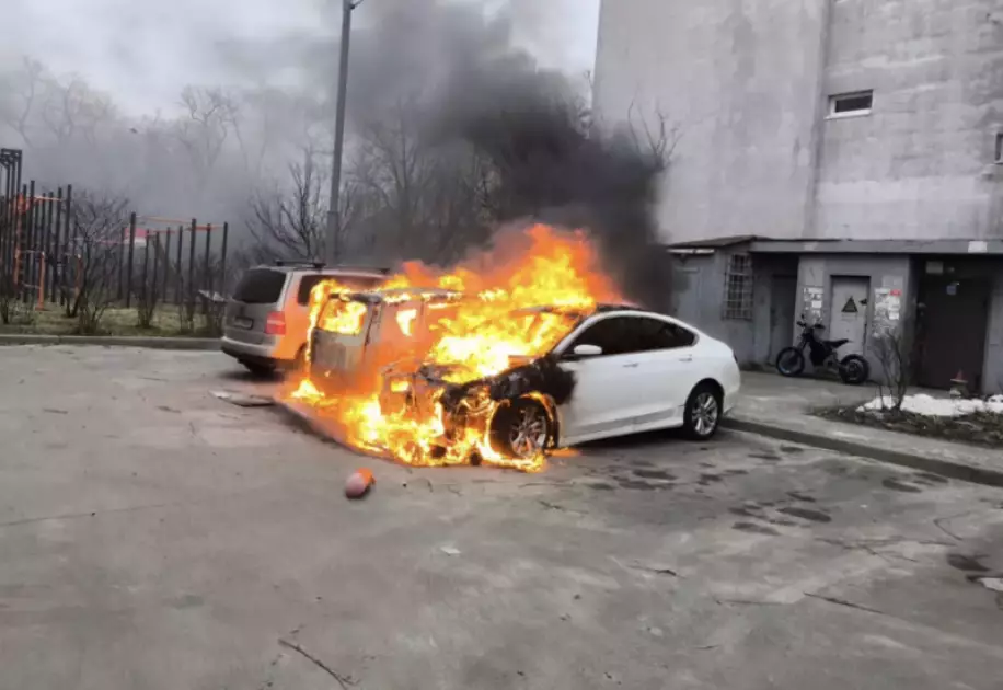 Пожежа у дворі Києва: вогонь охопив припарковані автівки біля багатоповерхівки - 1