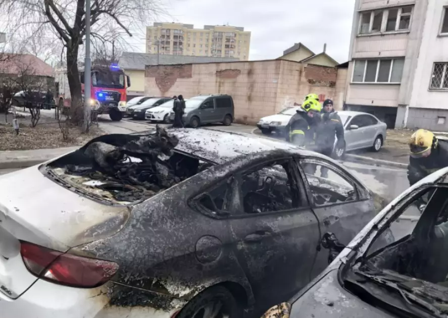 Пожежа у дворі Києва: вогонь охопив припарковані автівки біля багатоповерхівки - 2