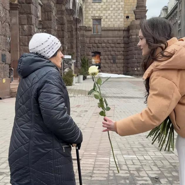 Модель Катерина Білик роздала понад тисячу троянд на вулицях Києва - що стоїть за цією акцією - 1