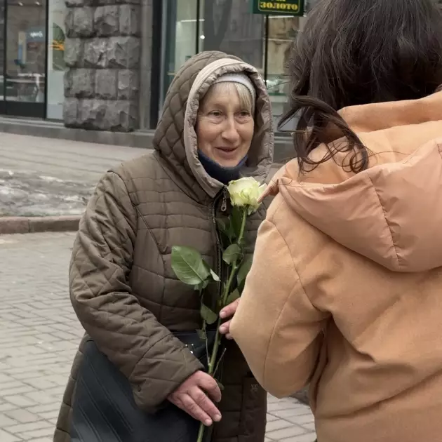 Модель Катерина Білик роздала понад тисячу троянд на вулицях Києва - що стоїть за цією акцією - 2