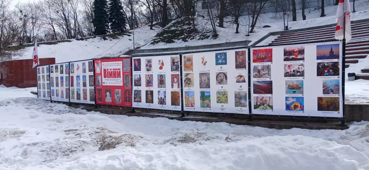 80 робіт митців з різних країн: Біля Арки Свободи у Києві проходить виставка «Покоління війни» - 1