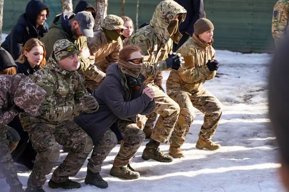 На Київщині показали представникам НАТО полігон, де цивільних готують до національного спротиву - 3