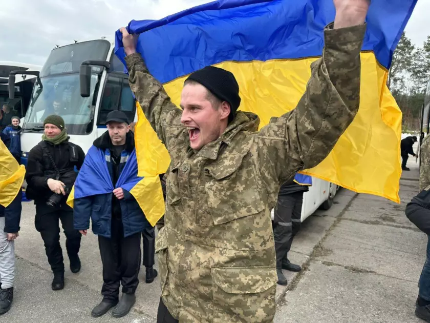 Другий день обміну: додому повернулися 300 українських військових та 2 цивільних - 1