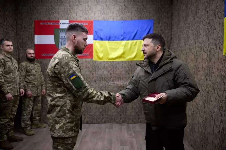 Зеленський вручив Денису Прокопенку погони бригадного генерала під час візиту до бійців «Азову» - 2