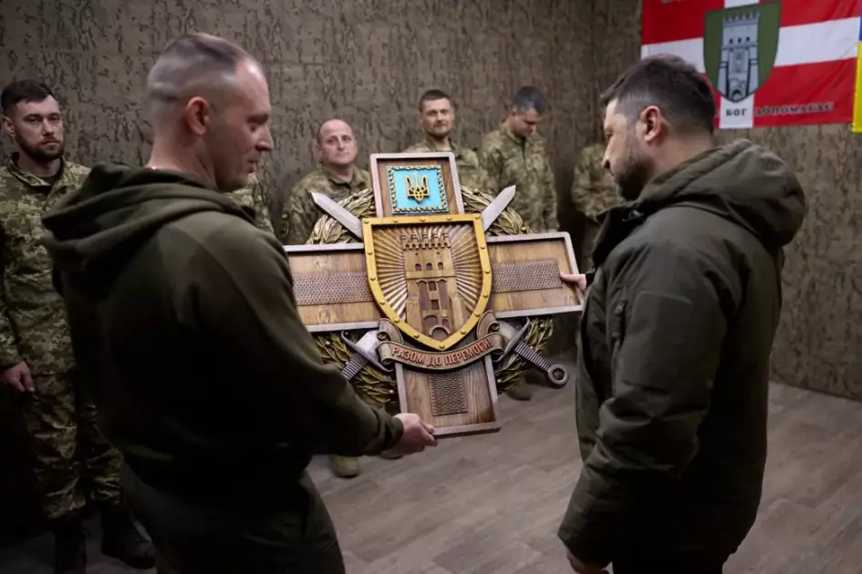 Зеленський вручив Денису Прокопенку погони бригадного генерала під час візиту до бійців «Азову» - 3
