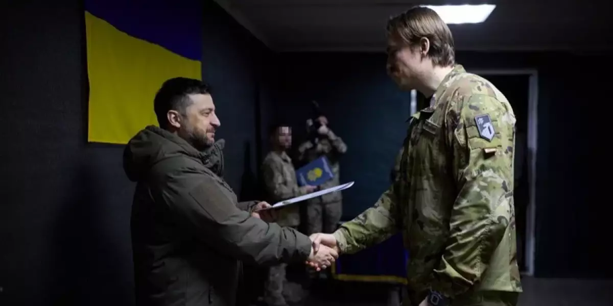 Зеленський вручив Денису Прокопенку погони бригадного генерала під час візиту до бійців «Азову» - 4