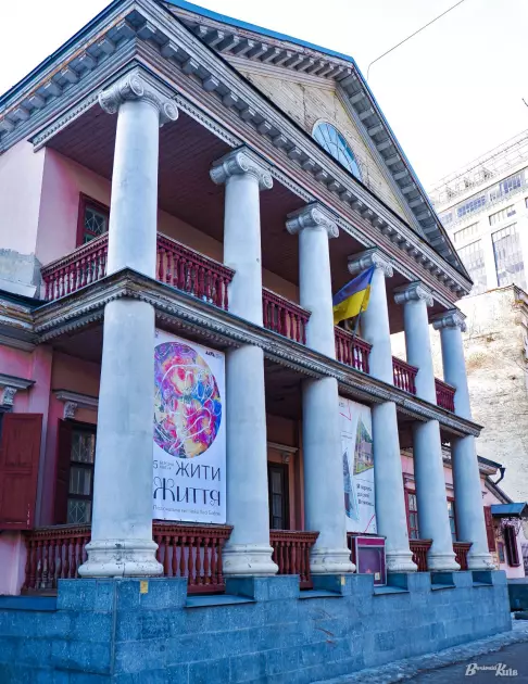 Від болю війни до квітів на полотні: у Києві відкрили виставку художниці Лесі Бабляк - 1