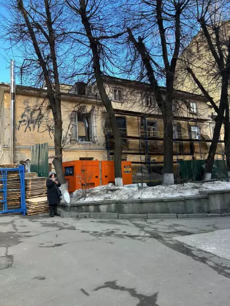 Біля «Будинку з хлібною лавкою» у центрі Києва знову встановлюють будівельні риштування - 3