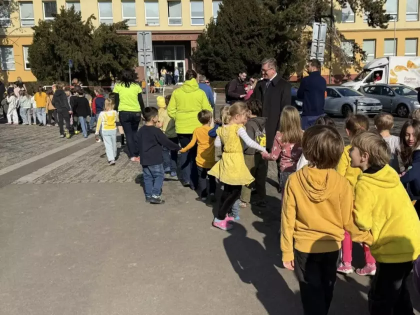 Чеські діти рятують дитинство українців: у Празі збирають гроші на генератори для шкіл Києва - 1