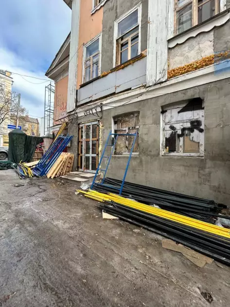 На Ярославовому Валу знову оточили риштуваннями «Будинок із хлібною лавкою» - 1