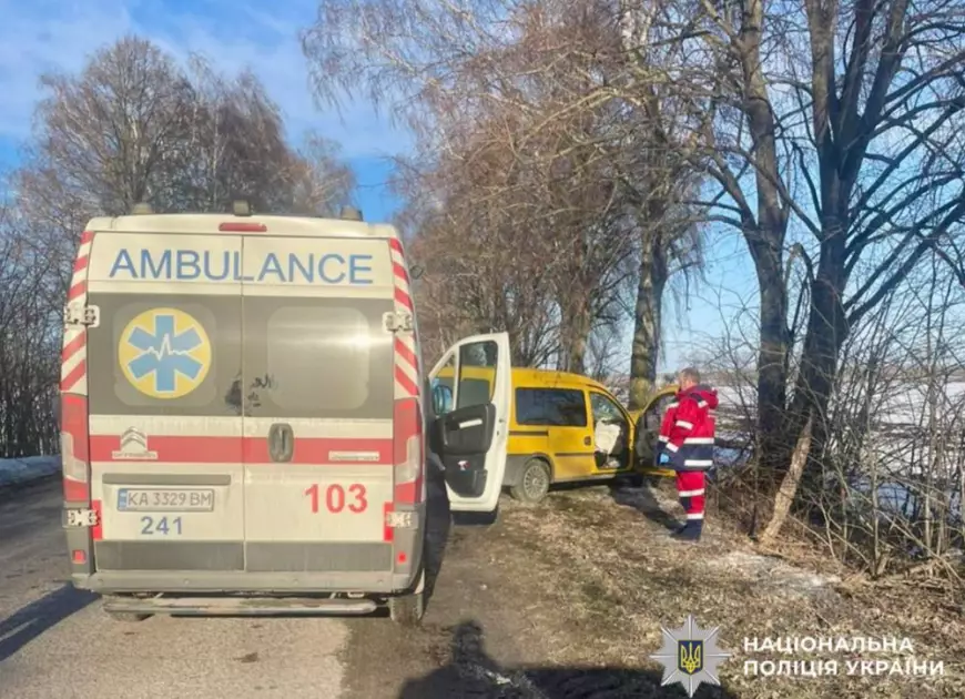 На Київщині сталася смертельна аварія: 49-річна водійка загинула після зіткнення з деревом - 2