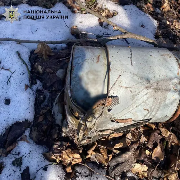 У Голосіївському районі знайшли бойову частину ворожого дрона: поліція знешкоджує бойову частину БпЛА поблизу Лісників - 1
