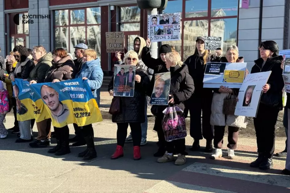 «Чекаємо не квітів - чекаємо своїх»: у Києві відбулася акція на підтримку цивільних полонених - 2